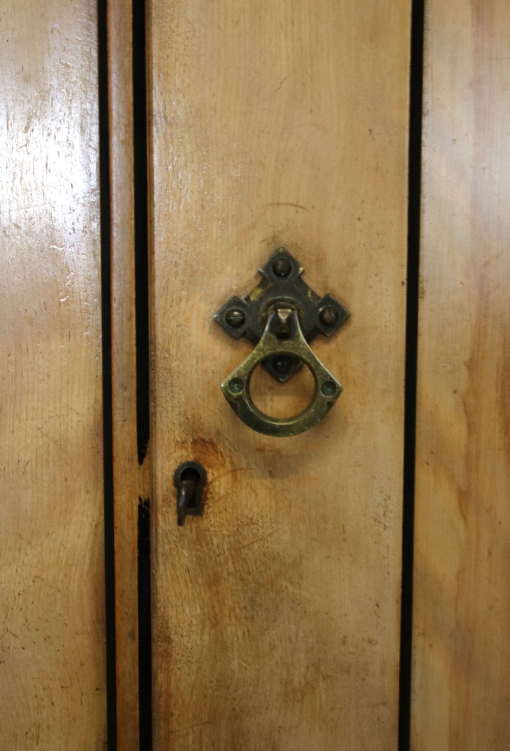 Late Victorian American walnut wardrobe  View XII
