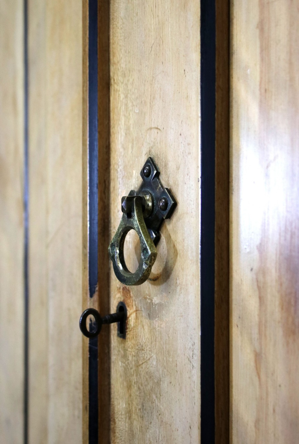 Late Victorian American walnut wardrobe  View XIV