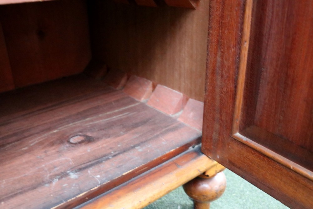  A lovely Victorian mahogany sideboard. View XXI