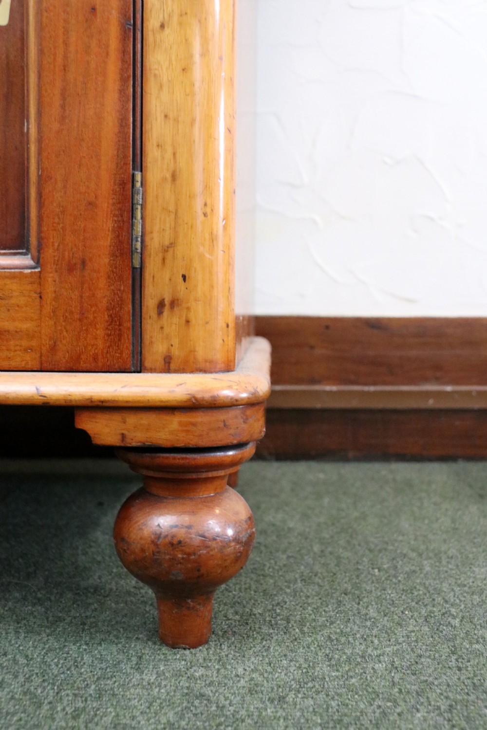  A lovely Victorian mahogany sideboard. View XXII
