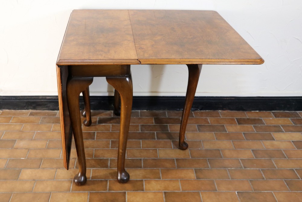  A lovely Queen Anne revival drop leaf dining table. View IV