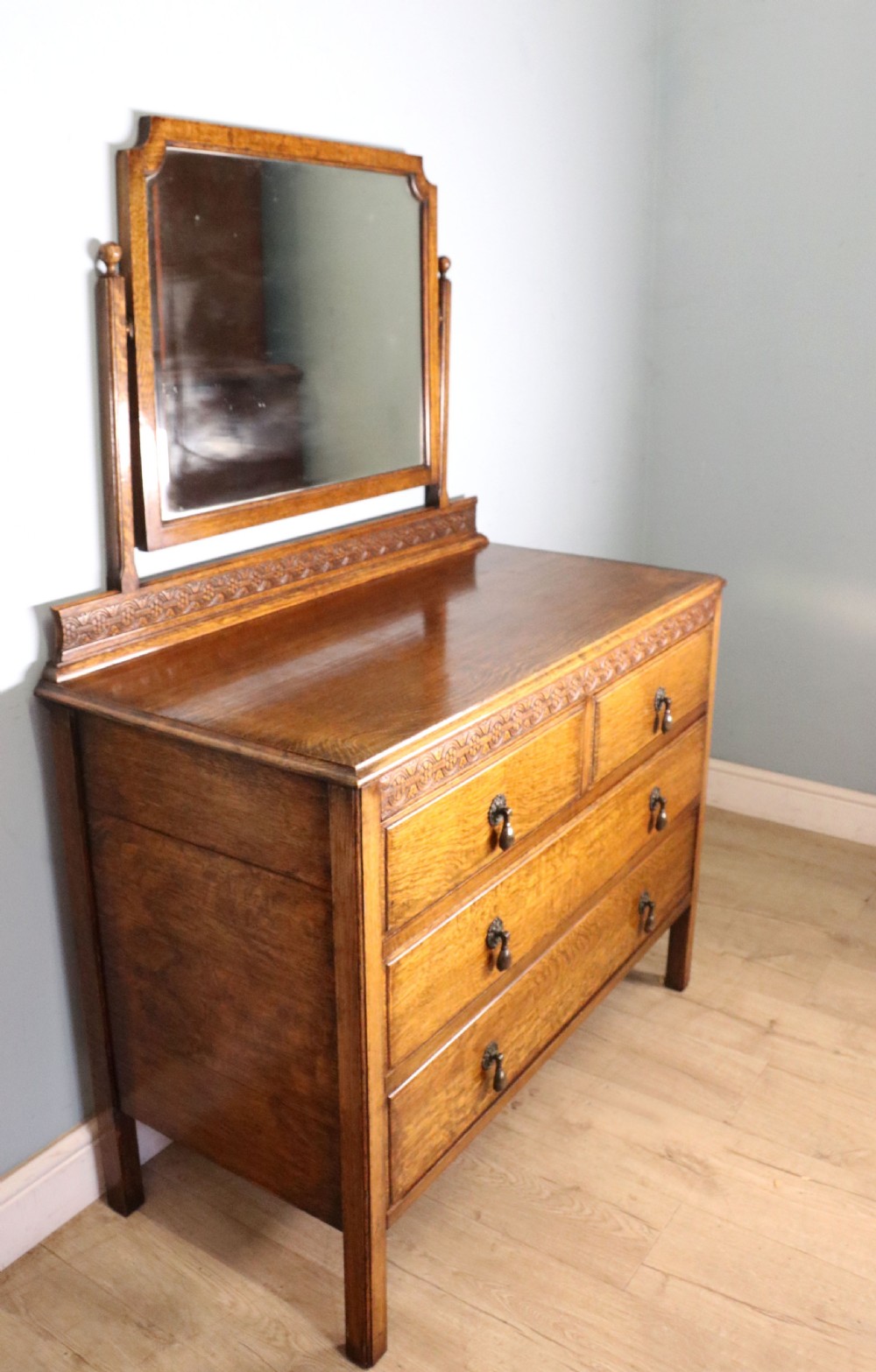 A lovely early 20th century oak dressing chest!. View III