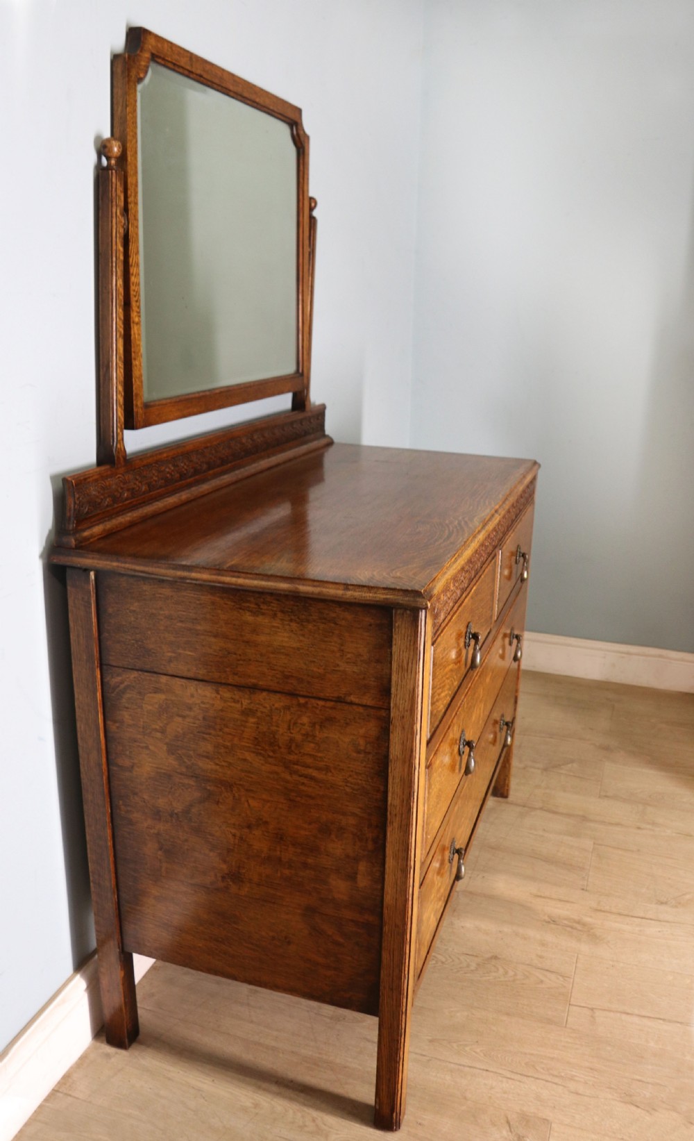 A lovely early 20th century oak dressing chest!. View V