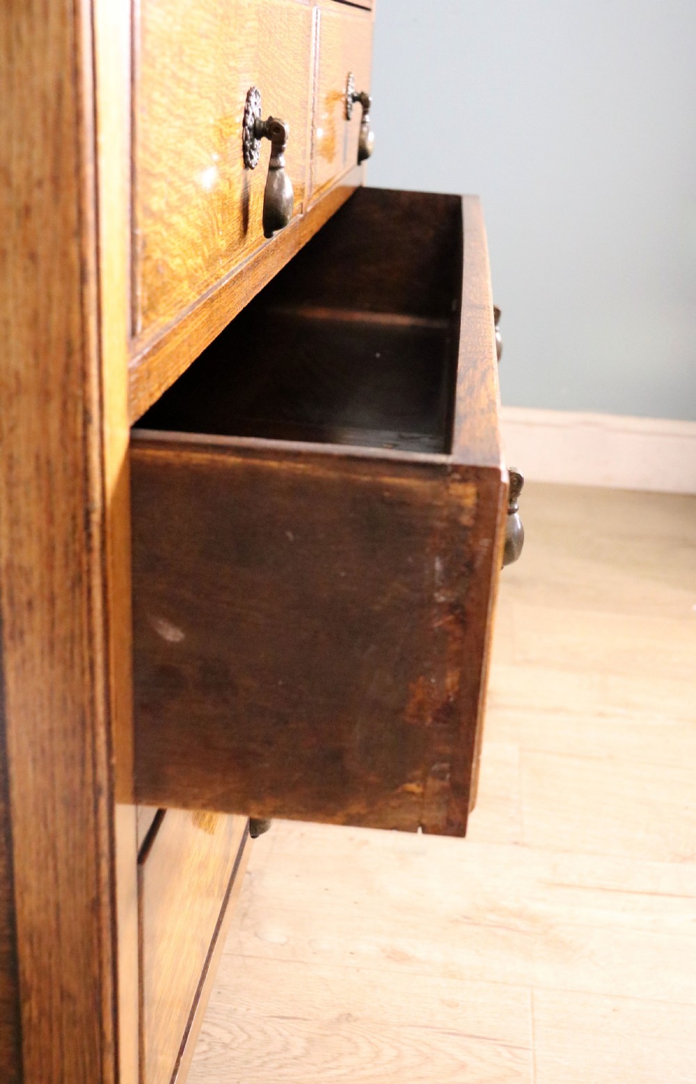A lovely early 20th century oak dressing chest!. View XV