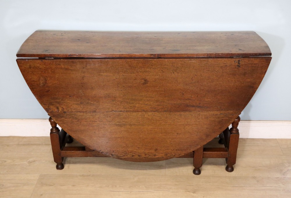  A beautiful 17th century style oval oak gateleg table. View VI