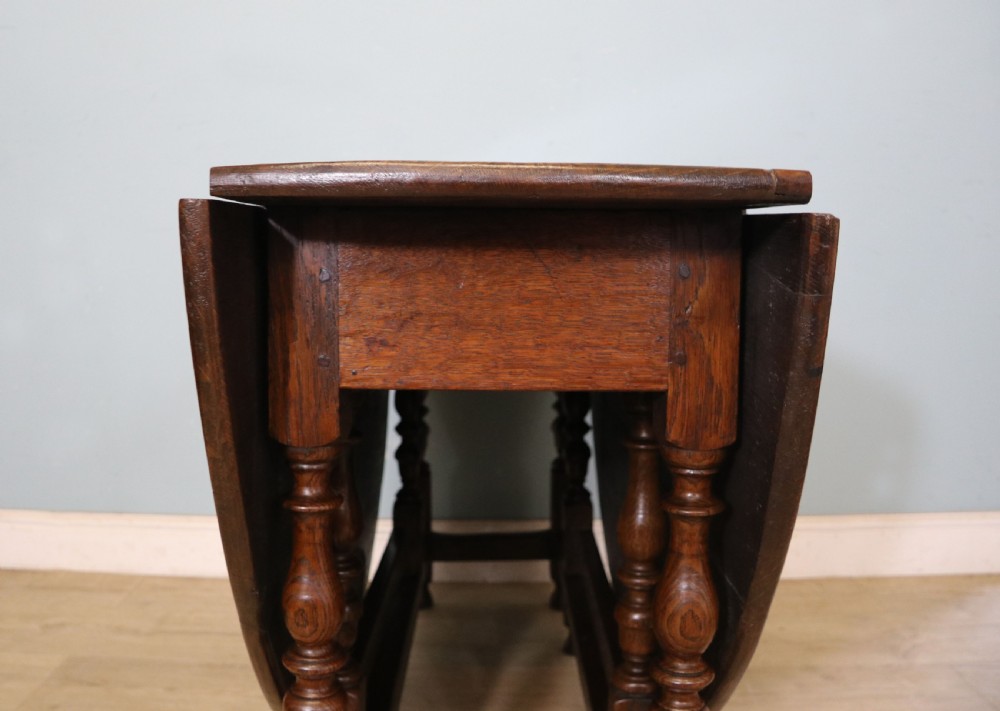  A beautiful 17th century style oval oak gateleg table. View XIV