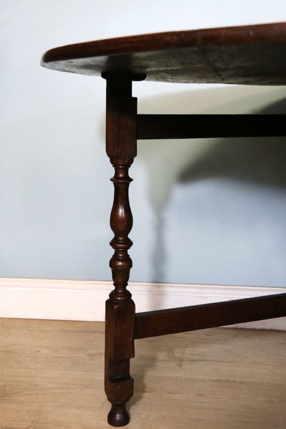 A beautiful 17th century style oval oak gateleg table. View XVI