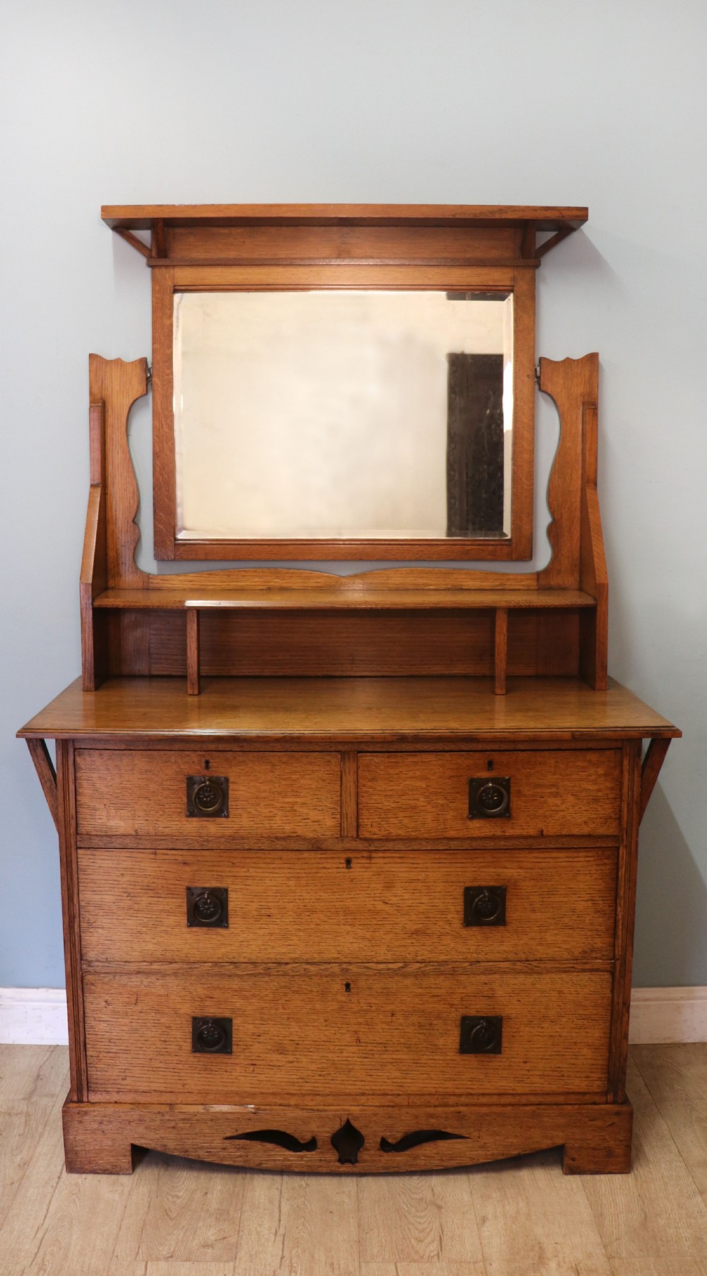  A lovely English Arts and Crafts dressing chest