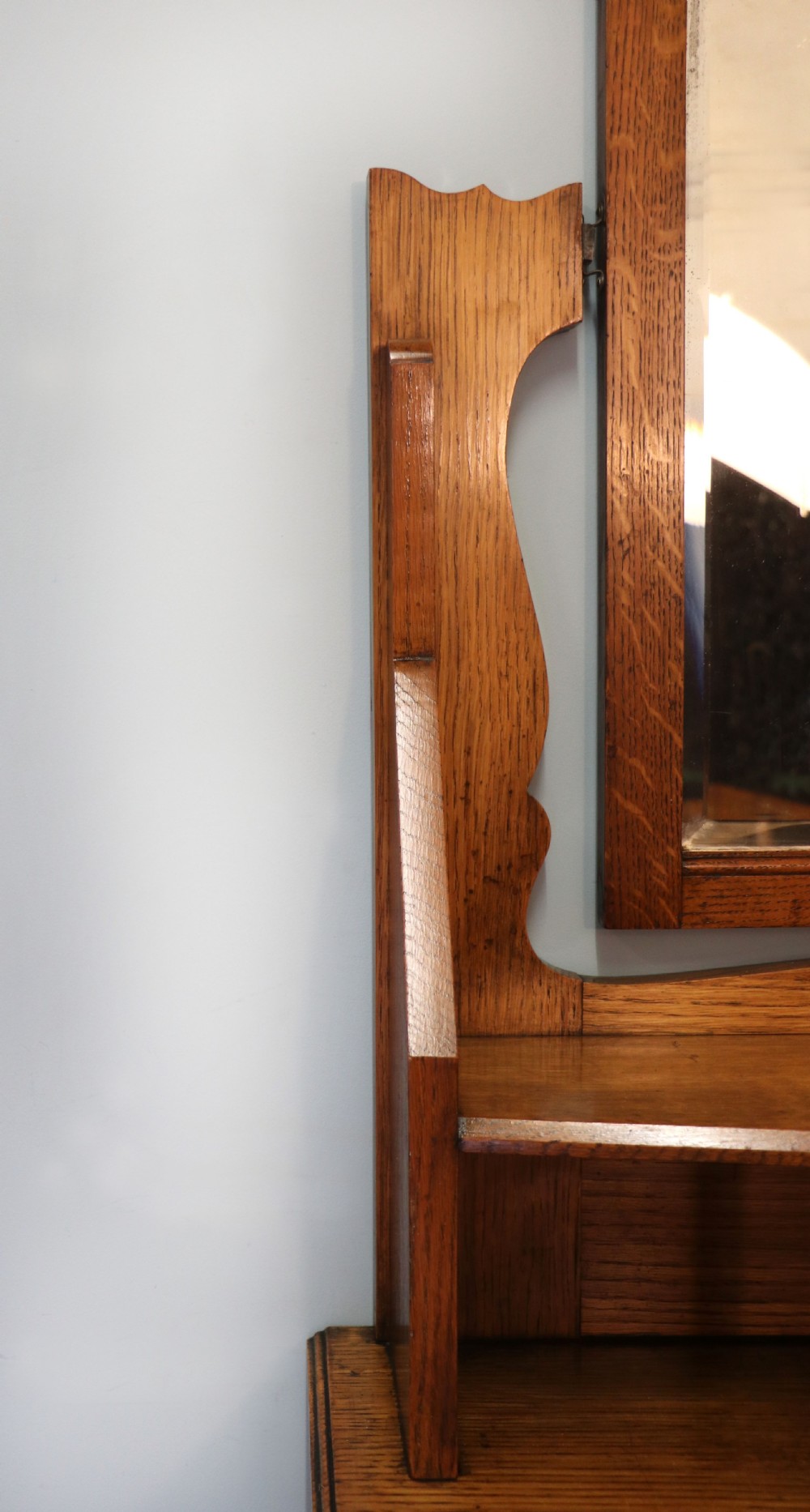  A lovely English Arts and Crafts dressing chest View IX