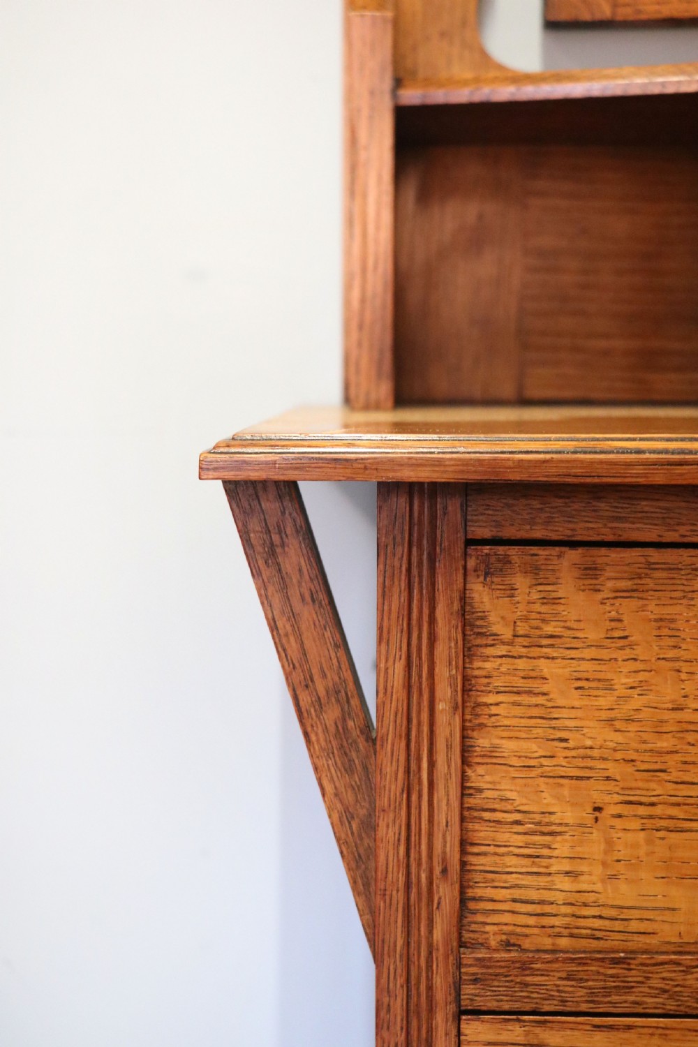  A lovely English Arts and Crafts dressing chest View XI