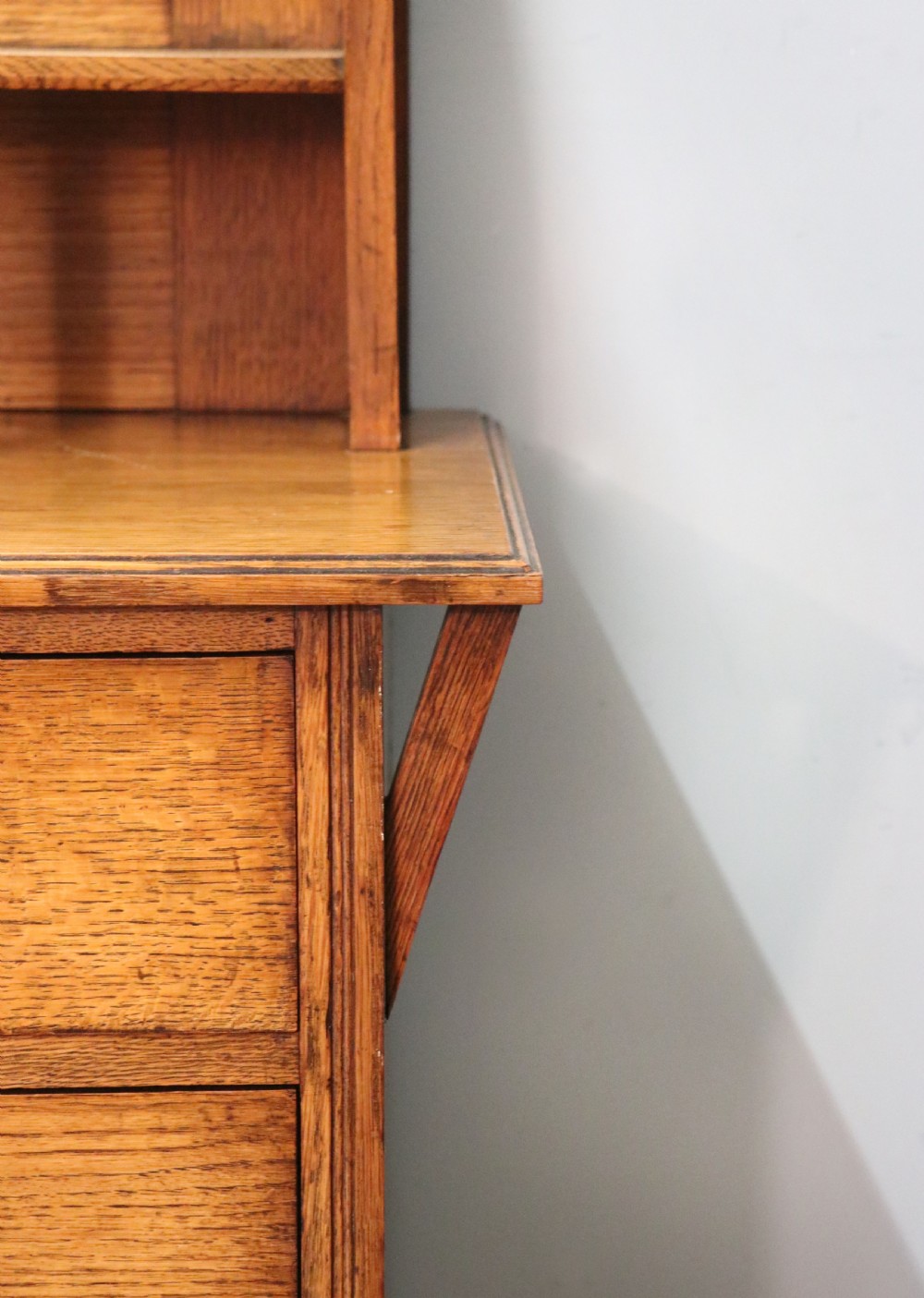  A lovely English Arts and Crafts dressing chest View XII
