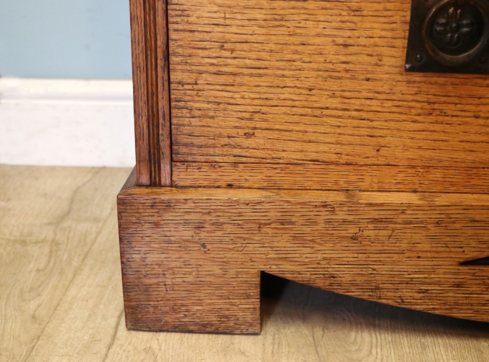  A lovely English Arts and Crafts dressing chest View XXVIII