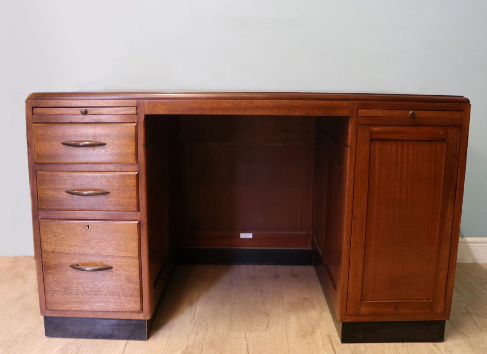 A superb quality stylish 20th century mahogany twin pedestal desk. View II