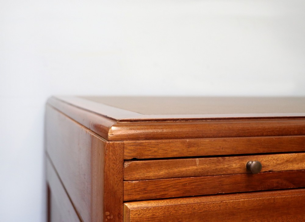 A superb quality stylish 20th century mahogany twin pedestal desk. View XV