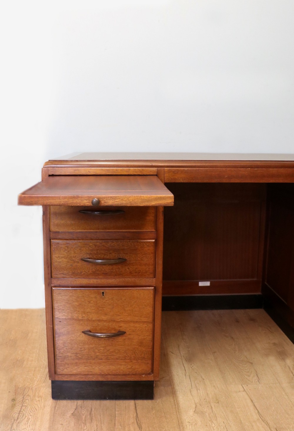 A superb quality stylish 20th century mahogany twin pedestal desk. View XVI