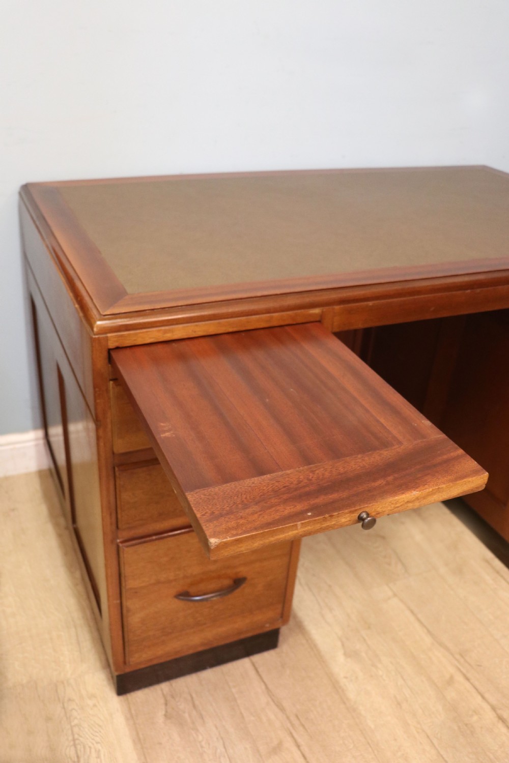 A superb quality stylish 20th century mahogany twin pedestal desk. View XVII