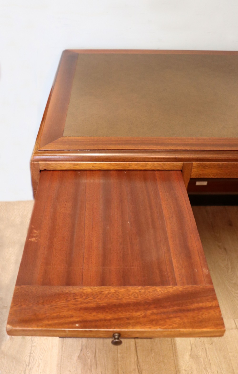 A superb quality stylish 20th century mahogany twin pedestal desk. View XVIII