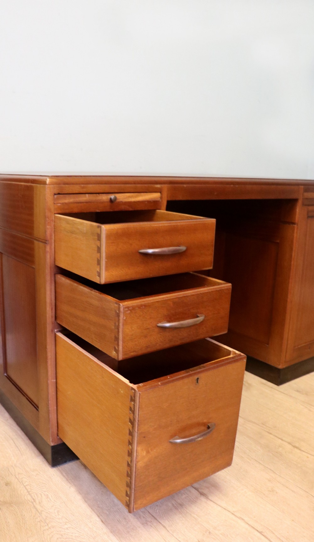 A superb quality stylish 20th century mahogany twin pedestal desk. View XX