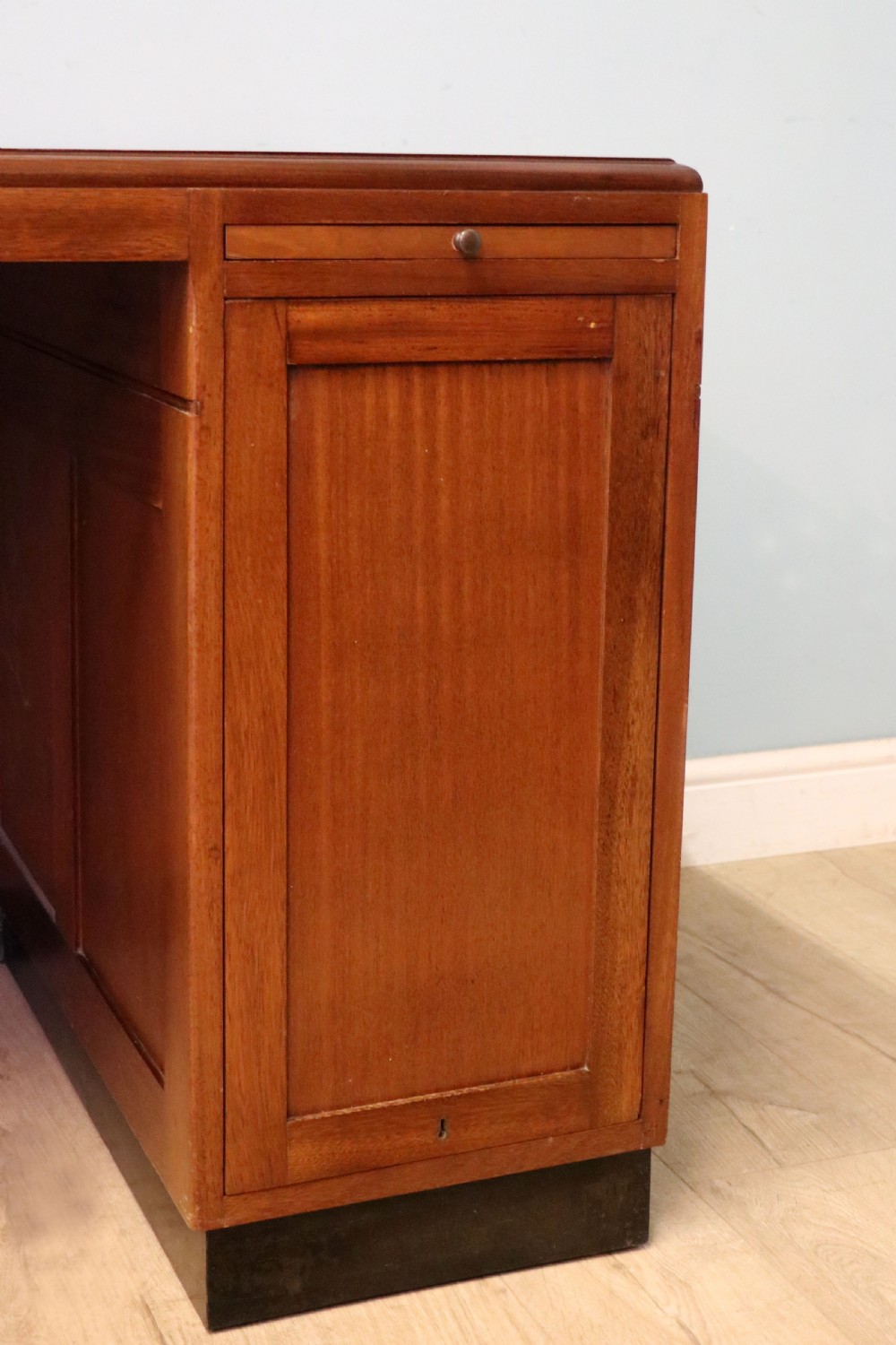 A superb quality stylish 20th century mahogany twin pedestal desk. View XXI