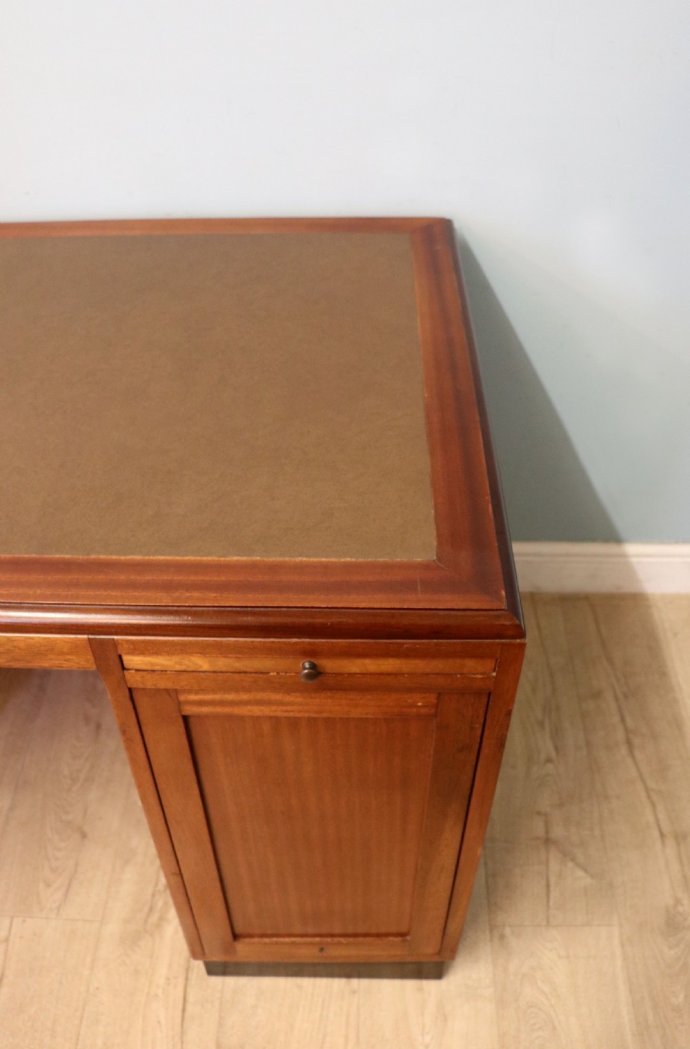 A superb quality stylish 20th century mahogany twin pedestal desk. View XXII