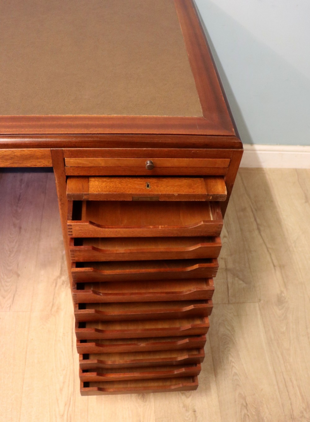 A superb quality stylish 20th century mahogany twin pedestal desk. View XXIII
