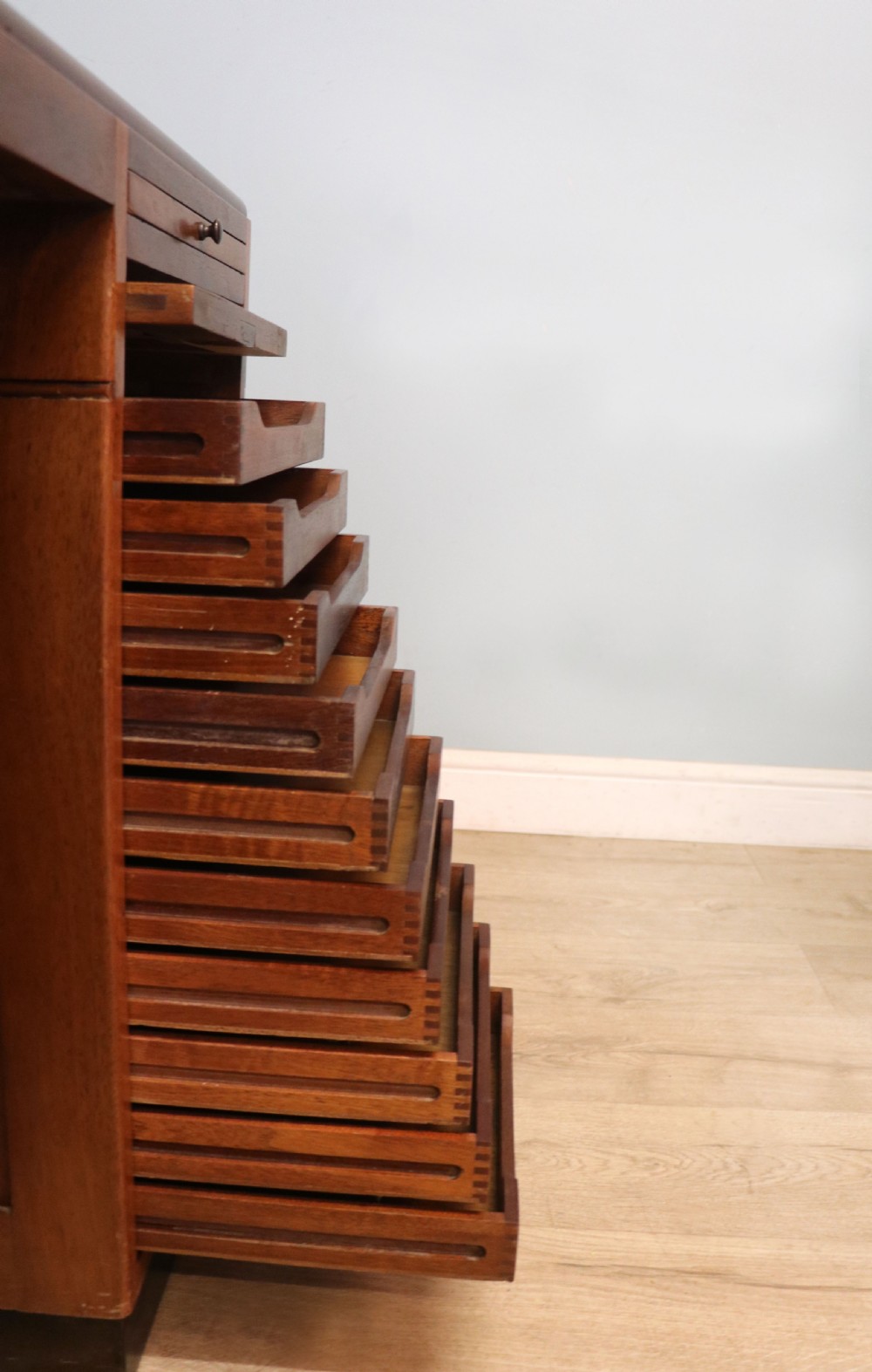 A superb quality stylish 20th century mahogany twin pedestal desk. View XXIV