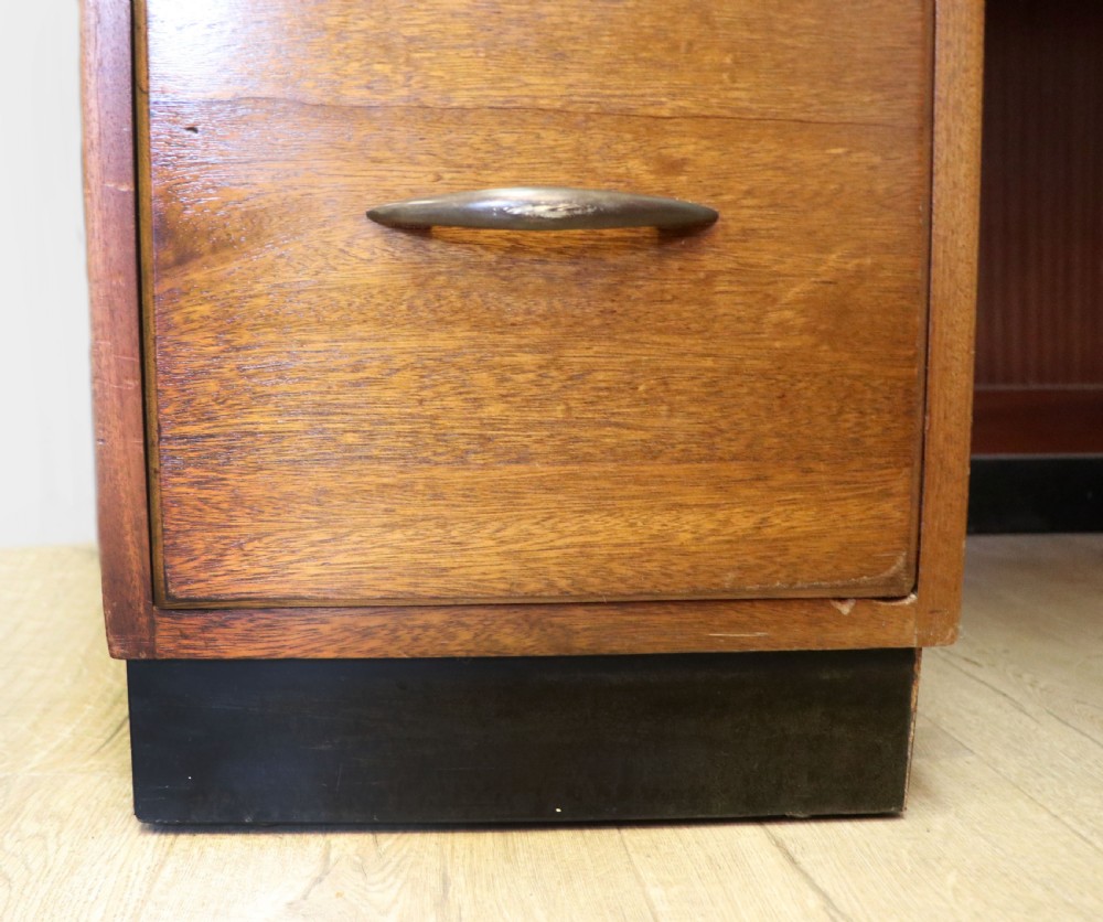 A superb quality stylish 20th century mahogany twin pedestal desk. View XXX