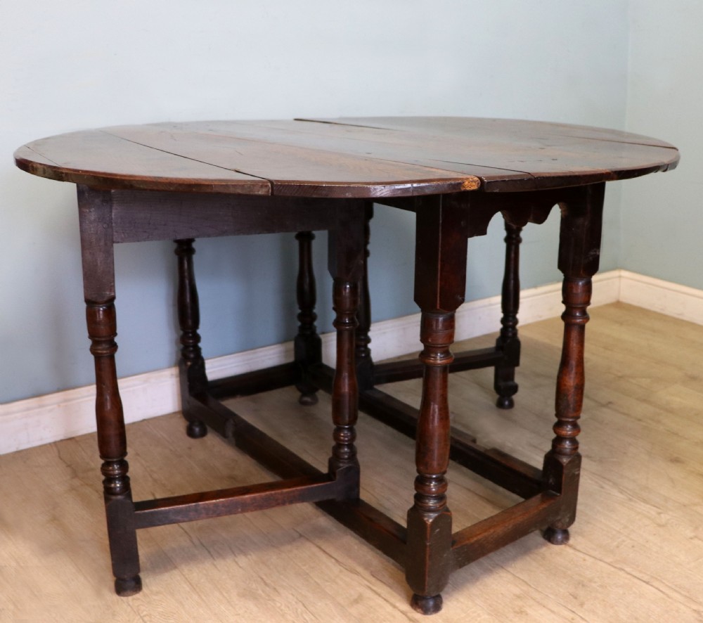 A lovely 18th century English oak drop leaf dining table.