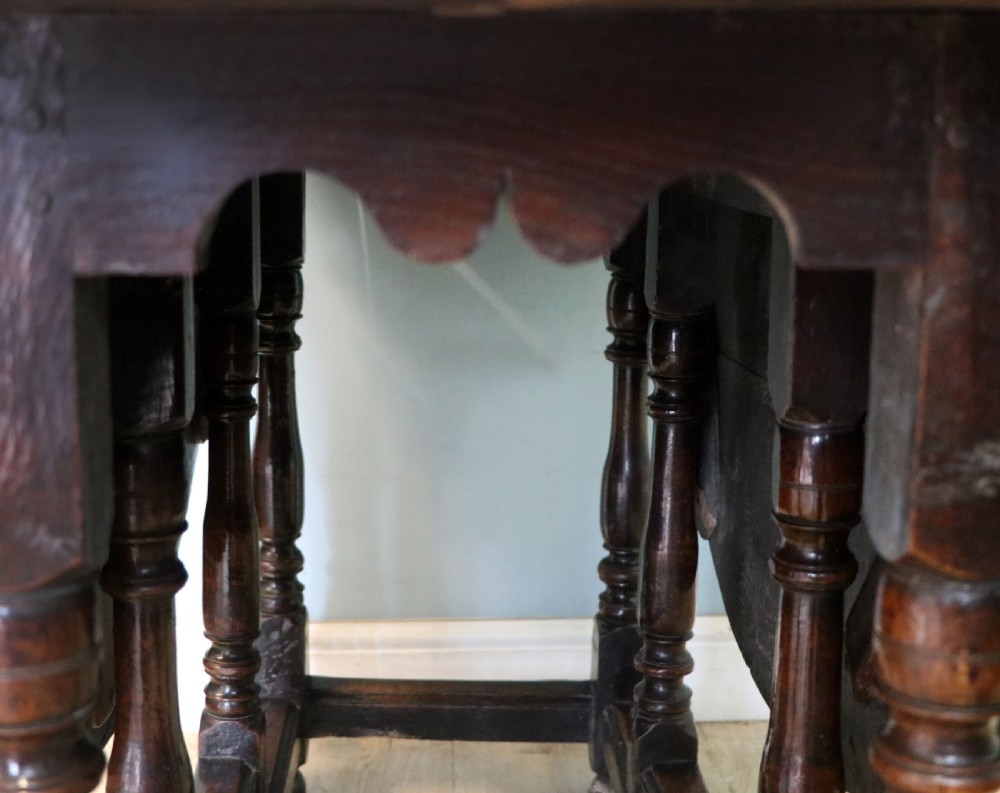 A lovely 18th century English oak drop leaf dining table. View XVIII