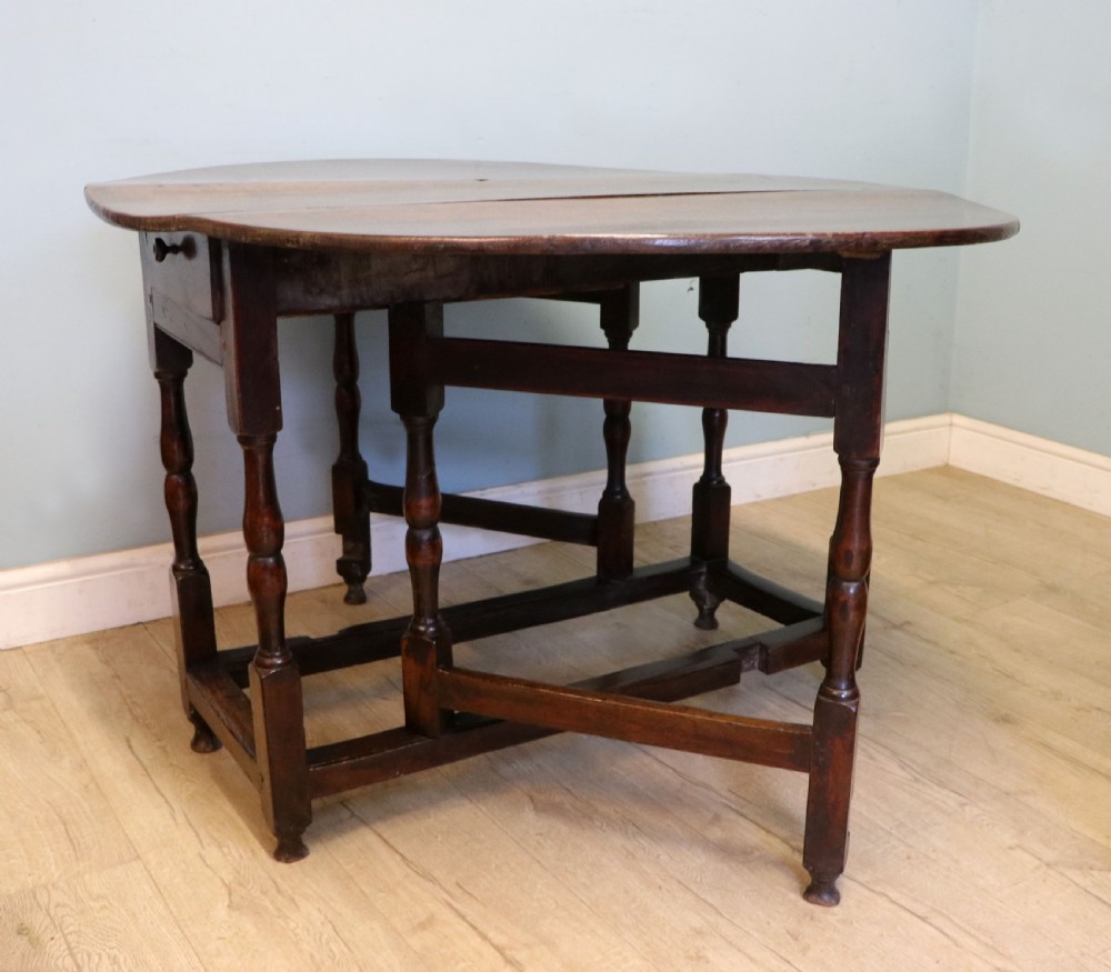 A lovely 18th century English oak drop leaf dining table. 