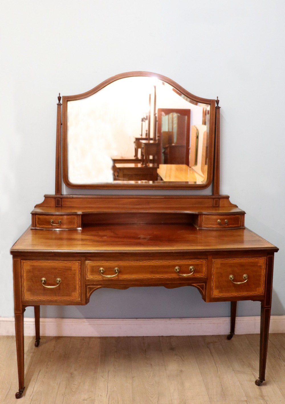 A fine quality Edwardian mahogany dressing table with inlaid decoration!