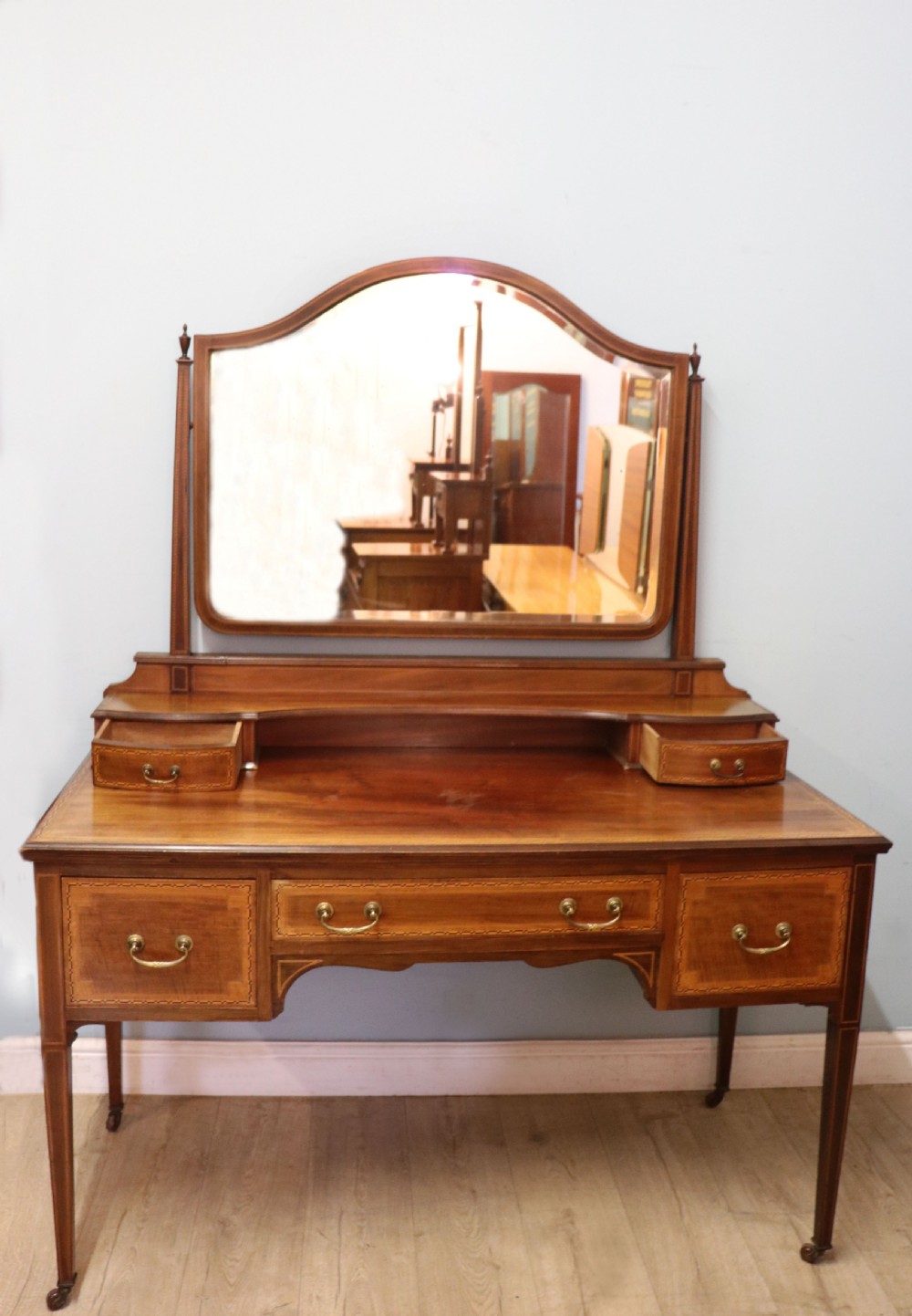 A fine quality Edwardian mahogany dressing table with inlaid decoration! View II