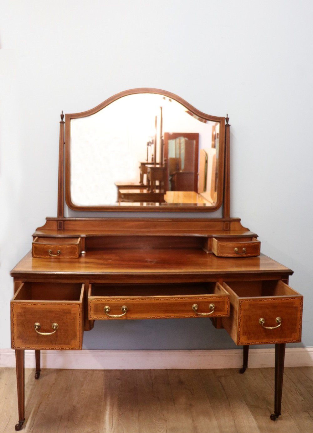 A fine quality Edwardian mahogany dressing table with inlaid decoration! View III