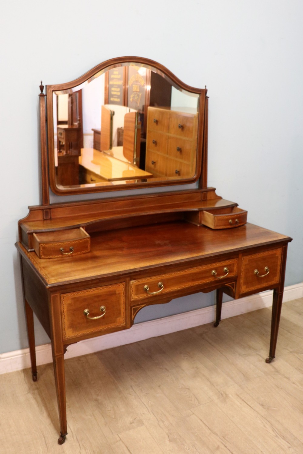 A fine quality Edwardian mahogany dressing table with inlaid decoration! View V