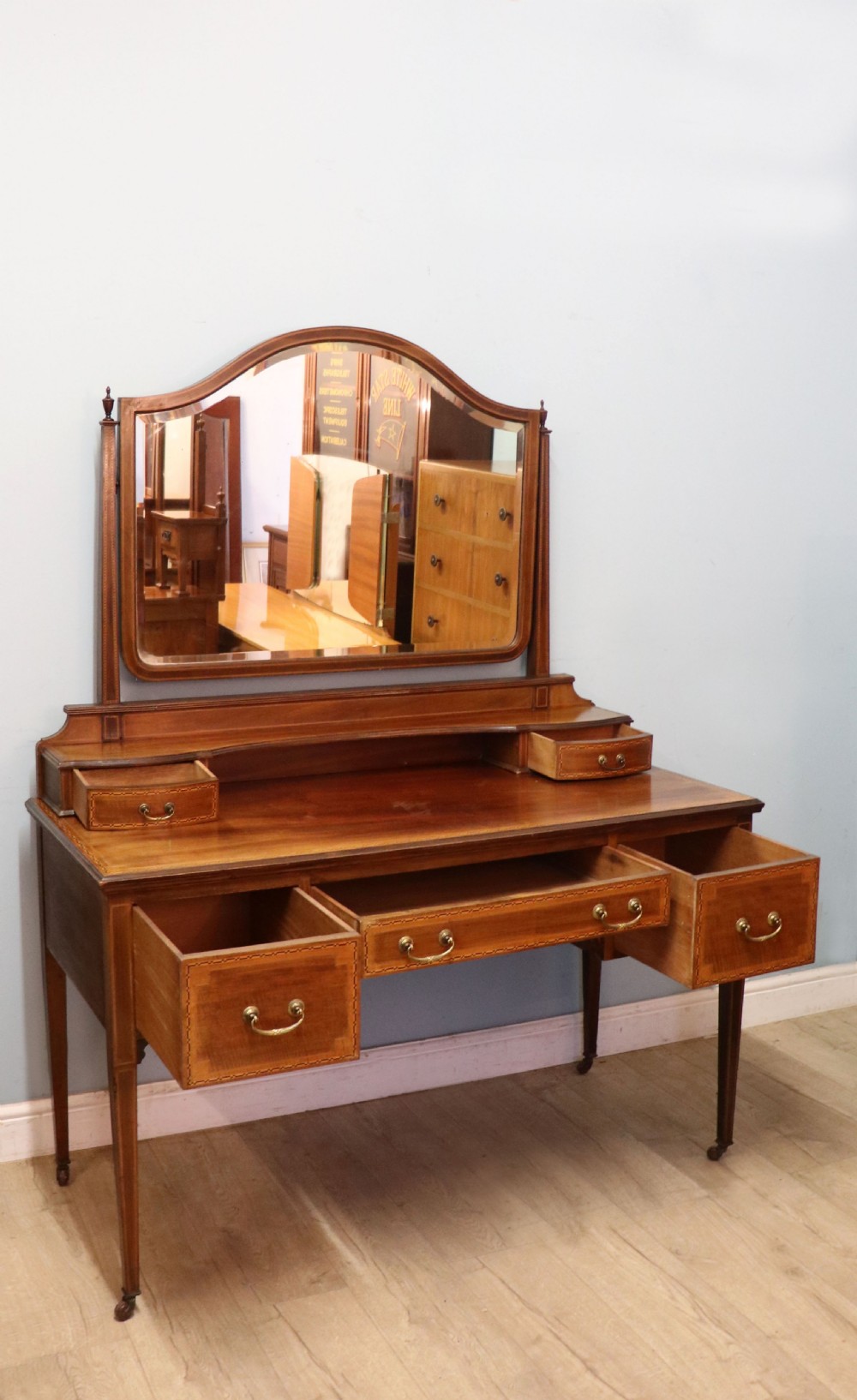 A fine quality Edwardian mahogany dressing table with inlaid decoration! View VI