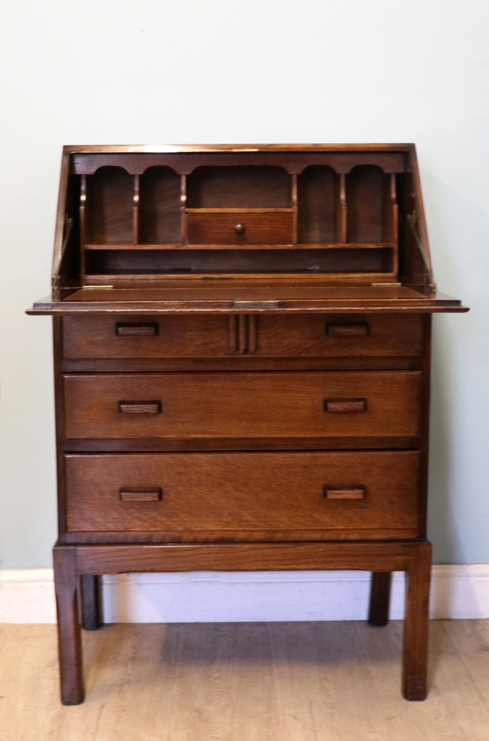 A really lovely & understated 1930s oak bureau.