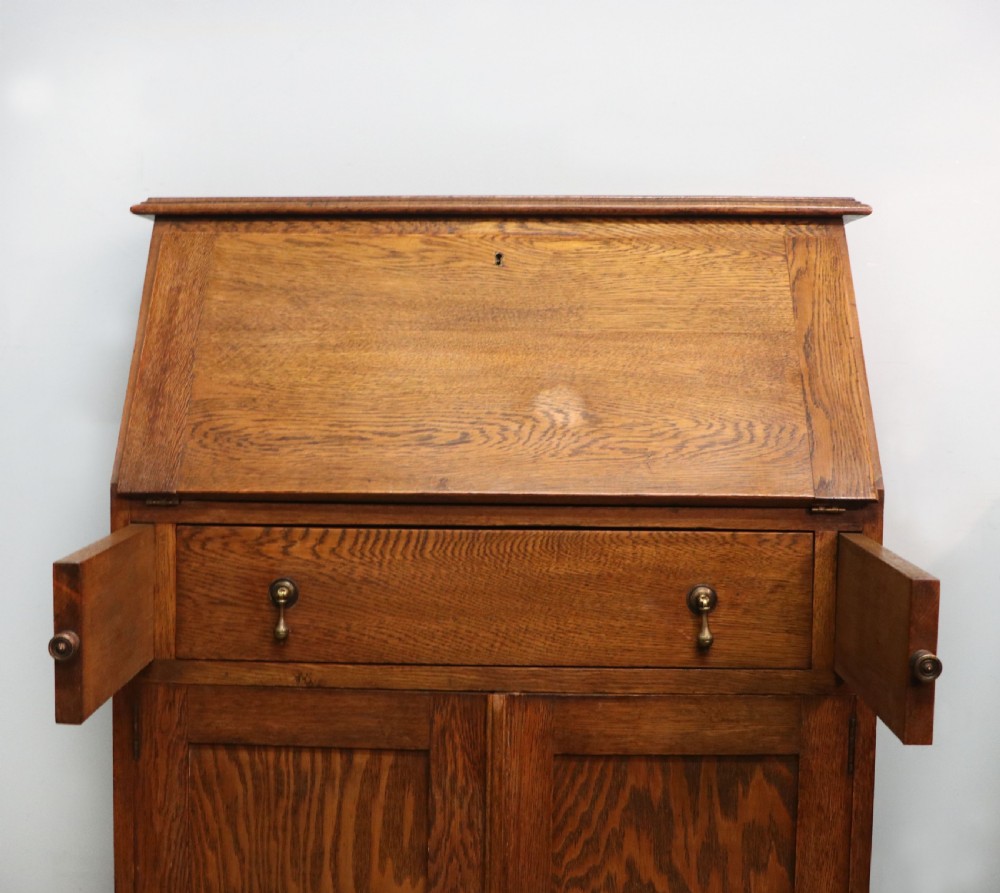A late Victorian oak bureau in the Arts and Crafts style.  View XVIII