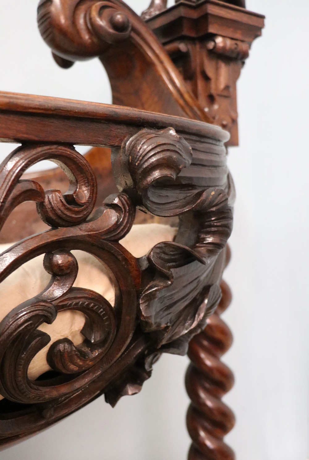 A lovely Victorian rocking baby’s crib with the finest elaborate pierced fretwork oak frame. View XXX
