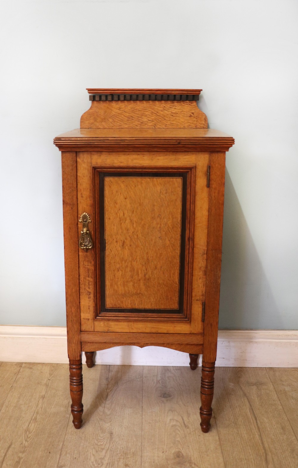 A lovely Shapland & Petter oak inlaid bedside cabinet.