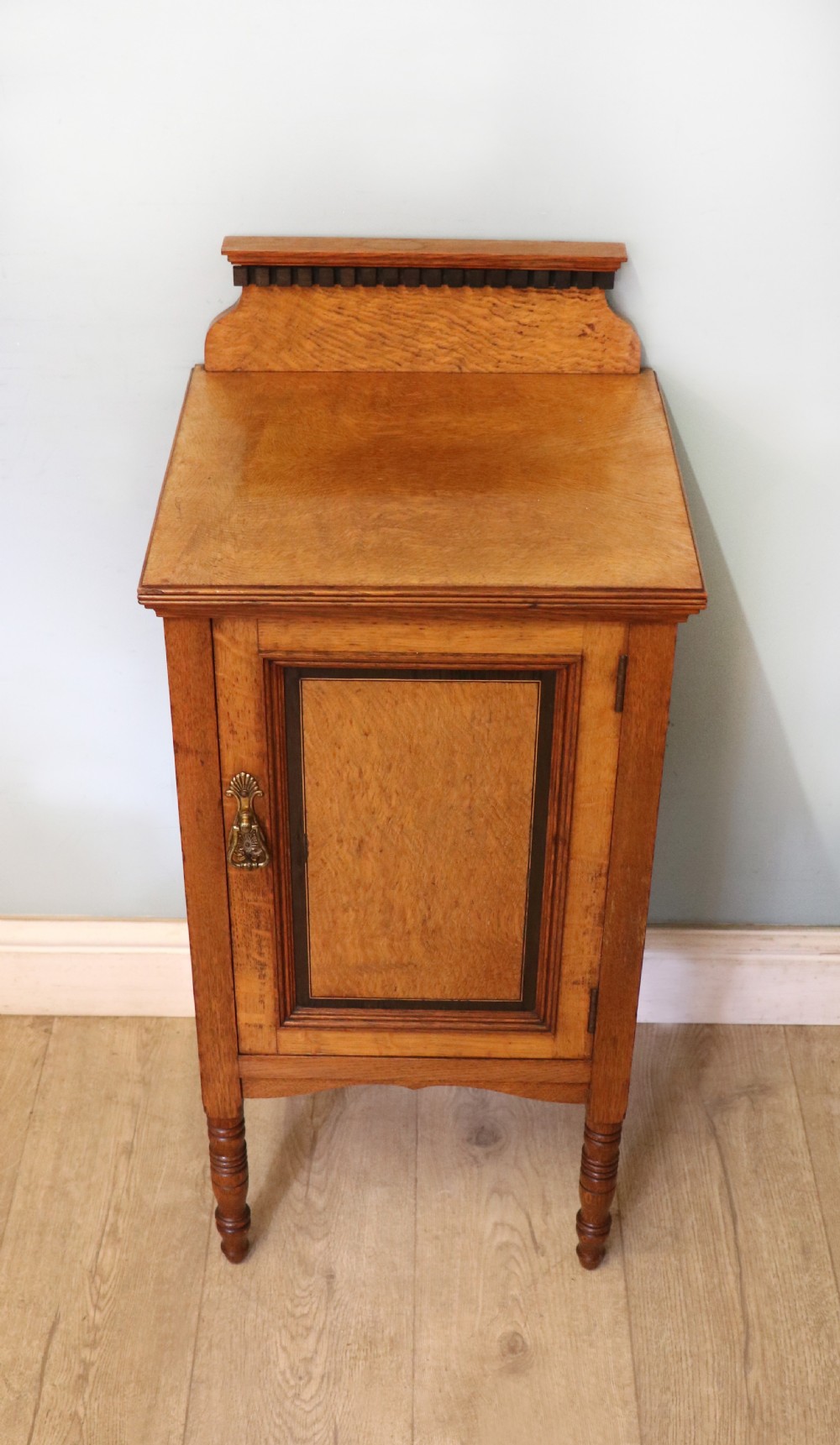 A lovely Shapland & Petter oak inlaid bedside cabinet. View II