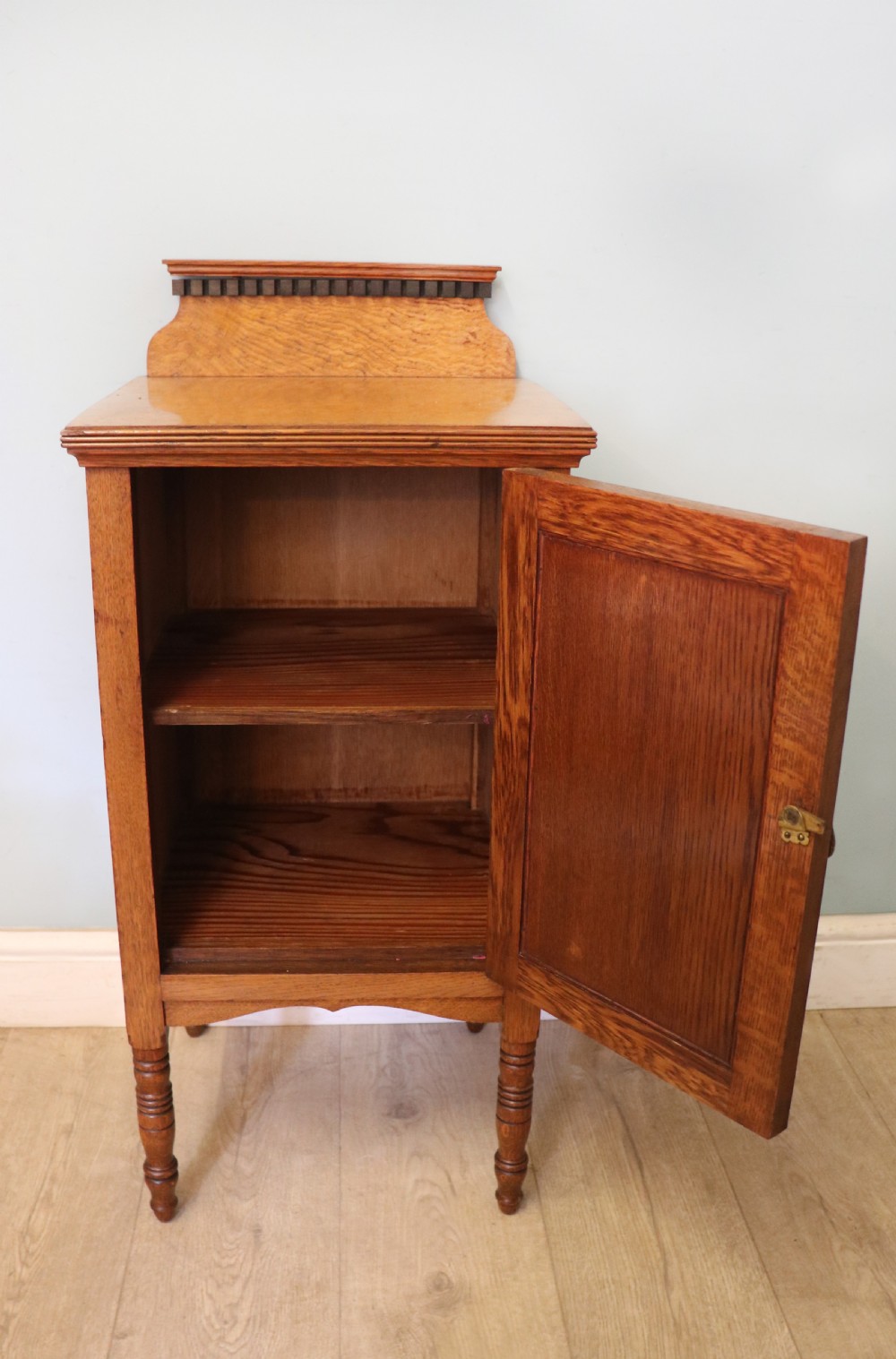 A lovely Shapland & Petter oak inlaid bedside cabinet. View III