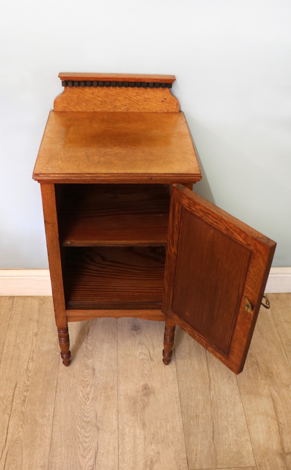 A lovely Shapland & Petter oak inlaid bedside cabinet. View IV