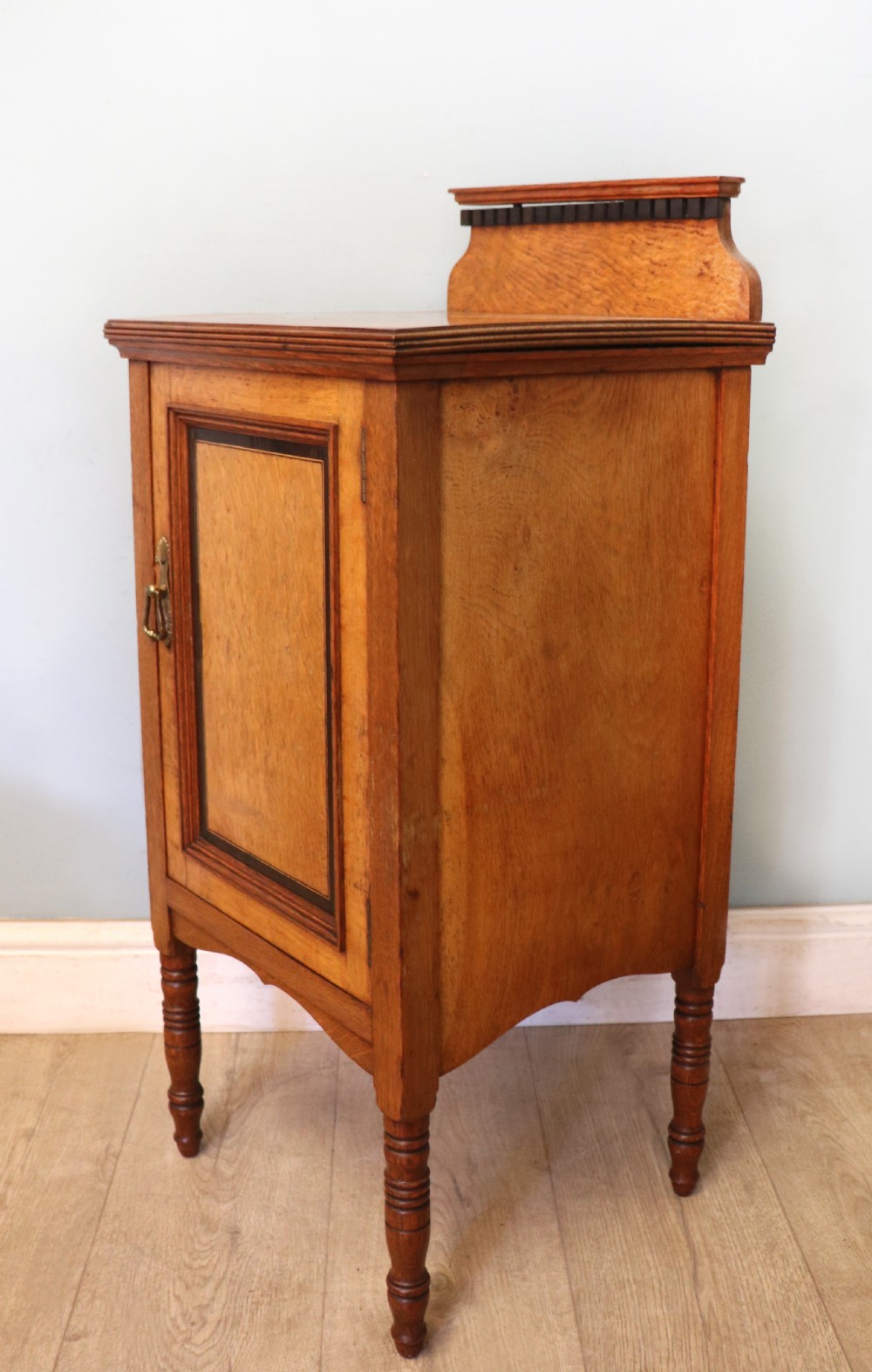 A lovely Shapland & Petter oak inlaid bedside cabinet. View V