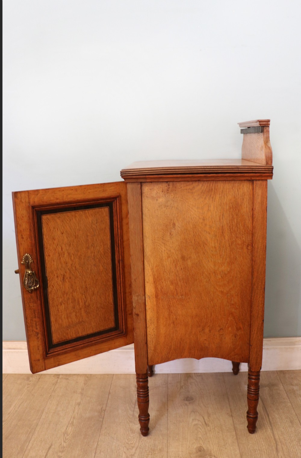 A lovely Shapland & Petter oak inlaid bedside cabinet. View VIII