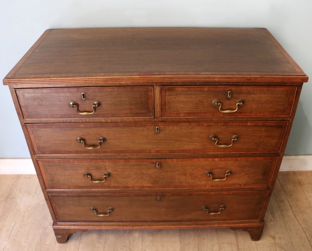 A lovely understated George III oak and mahogany crossbanded chest of drawers. 