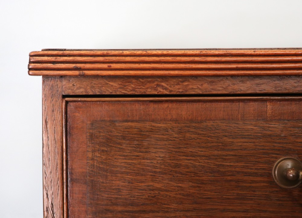 A lovely understated George III oak and mahogany crossbanded chest of drawers.  View V