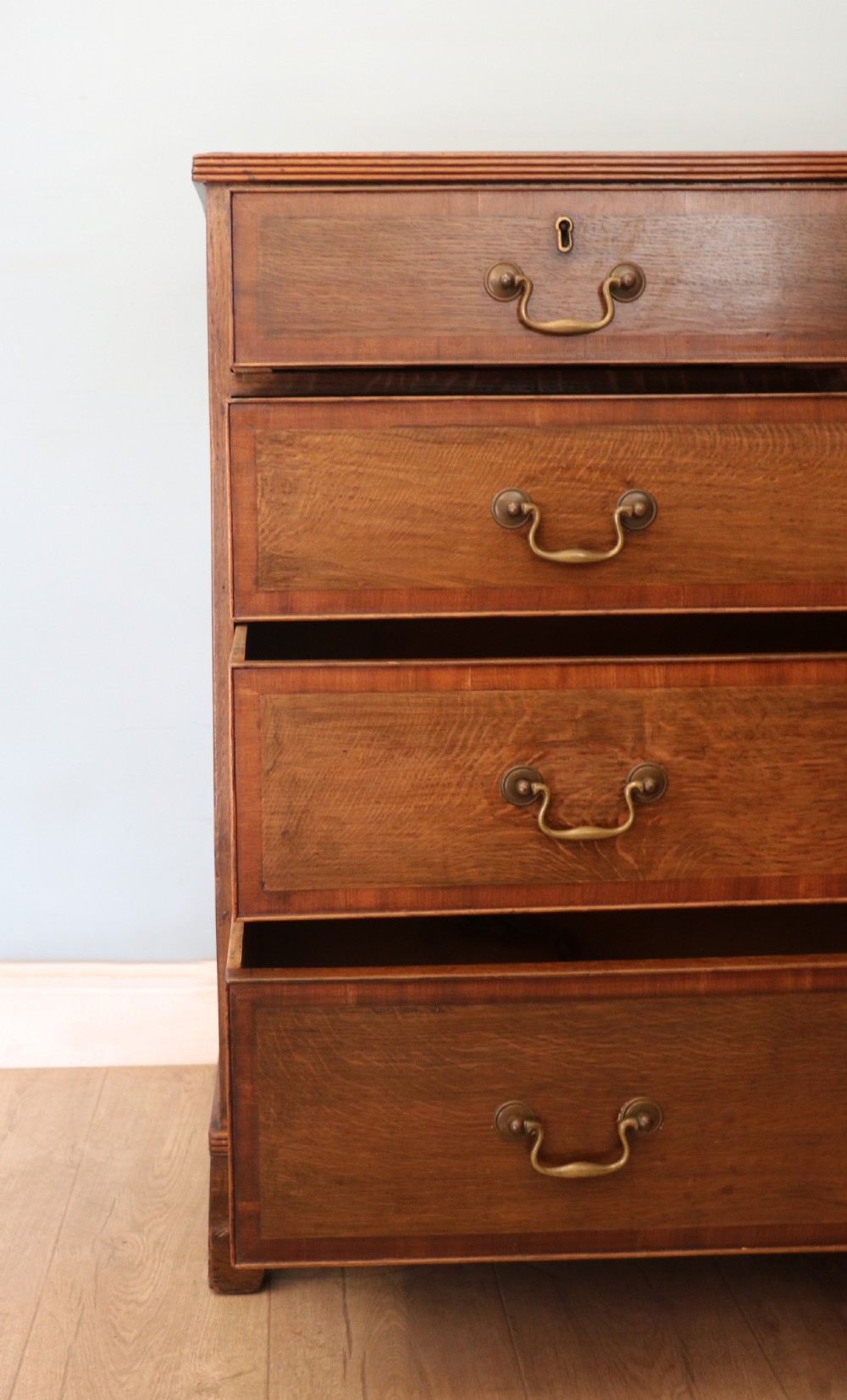 A lovely understated George III oak and mahogany crossbanded chest of drawers.  View VII