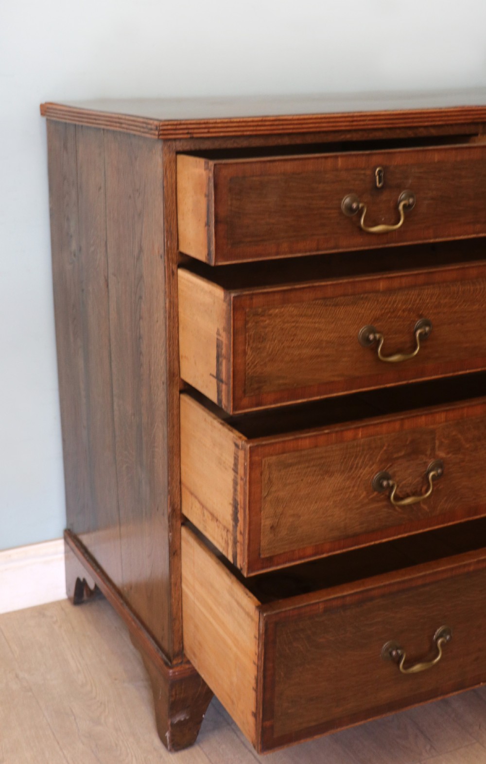 A lovely understated George III oak and mahogany crossbanded chest of drawers.  View VIII
