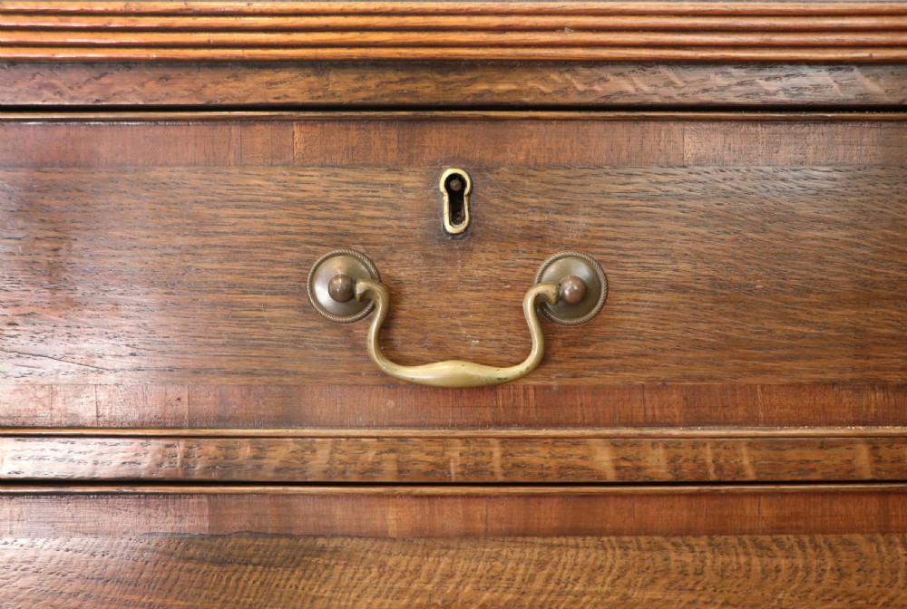 A lovely understated George III oak and mahogany crossbanded chest of drawers.  View IX