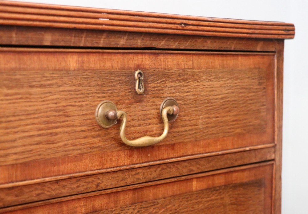 A lovely understated George III oak and mahogany crossbanded chest of drawers.  View X